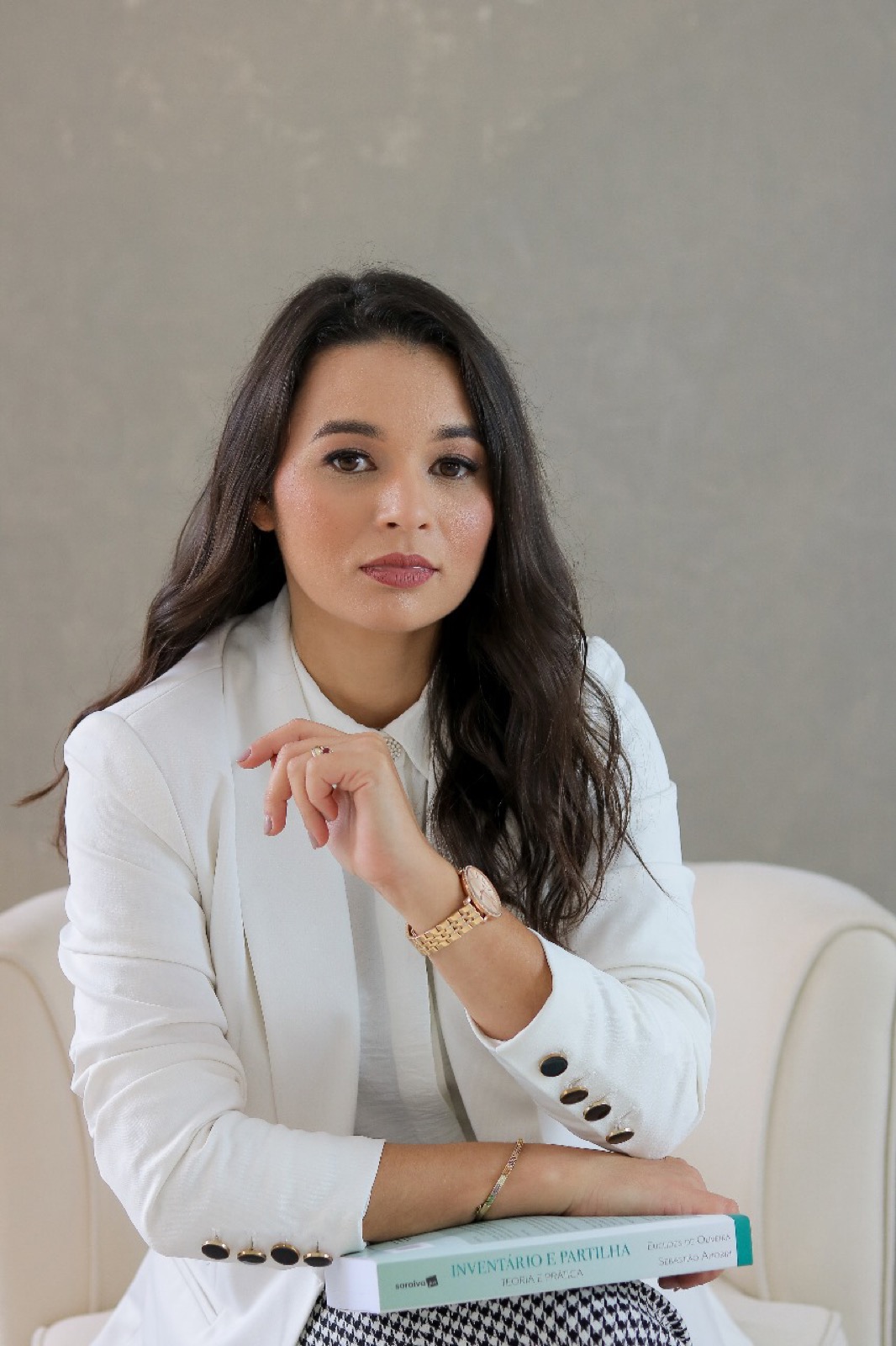 Ketlyn Veiber em retrato profissional de blazer branco